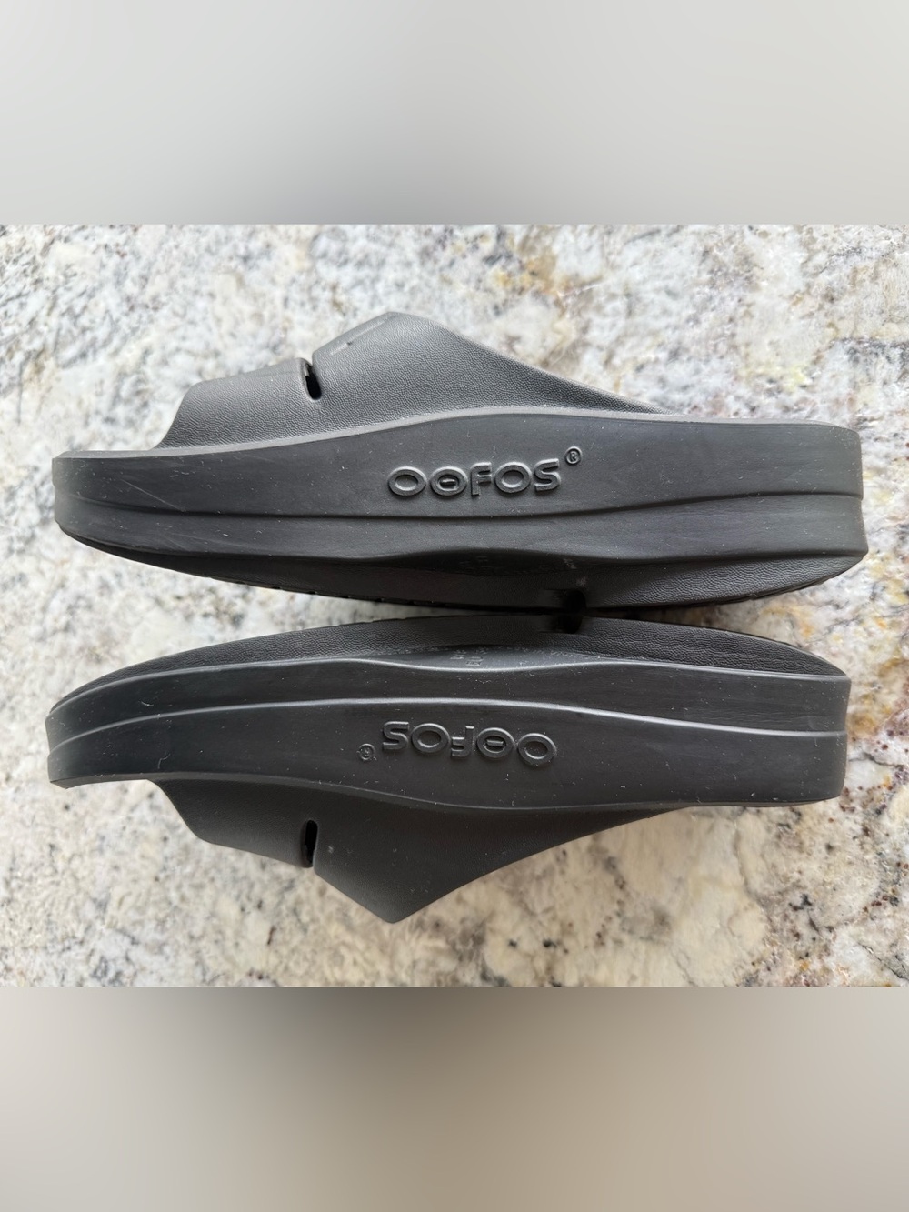 Women’s Oofos Recovery BOOahh Platform Sandal in Black, Size 8 - Picture 4 of 6